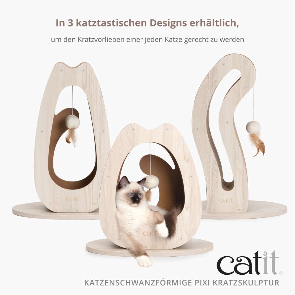 Alle drei Kratzskulpturen stehen nebeneinander. Eine Katze spielt mit einer der Skulpturen.