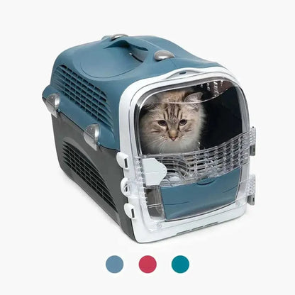 Eine Katze sitzt in der Transportbox und schaut heraus.