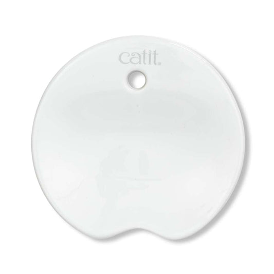 Weißer runder Keramik-Ersatzdeckel für Catit PIXI Ceramic Fountain mit Catit Logo und Loch oben.