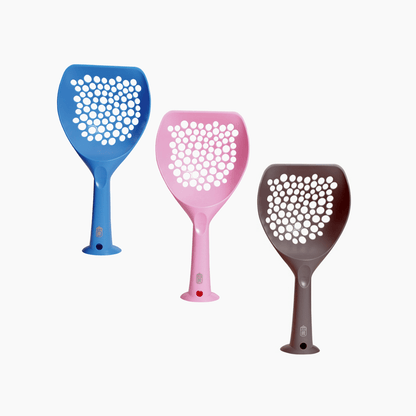 3 Schaufeln für Katzenstreu. Eine ist blau, eine ist rosa und eine ist grau.